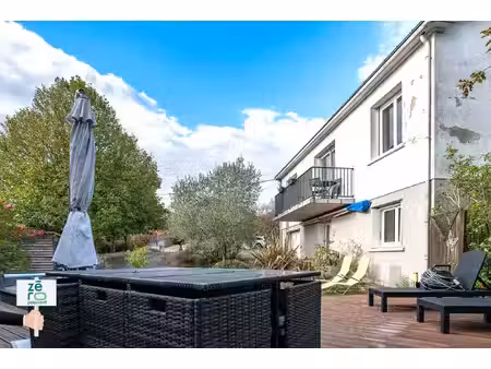maison familiale avec piscine  beaux volumes et terrain arb