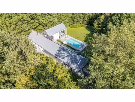 propriété d’exception avec piscine dans un écrin de verdure