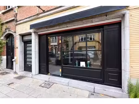commerce avec grand atelier - belle vitrine