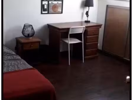 chambre meublée avec salle de douche
