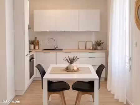 f2 meublé de 37 85 m² avec balcon de 11 m² et parking — résidence entièrement rénovée — ép