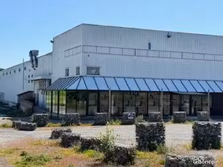 cellule commerciale et appartement et parking