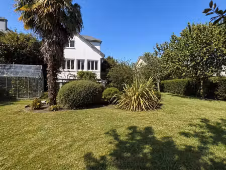 178 m²  61 m² de séjour  907 m² de jardin