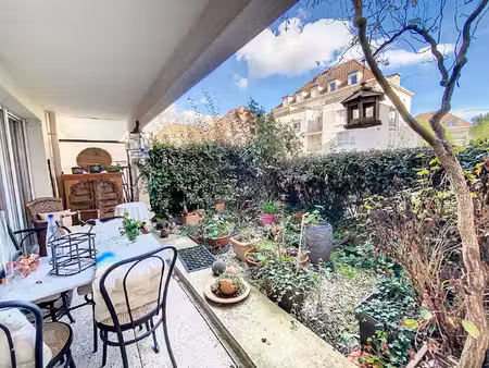appartement rez-de-jardin de 4 pièces 86 m²  double place de parkings  cave ! au village d