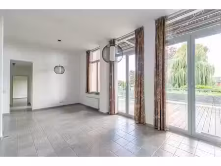 appartement au rez-de-chaussée avec grande terrasse