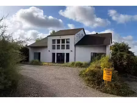 immeuble de bureaux avec parkings