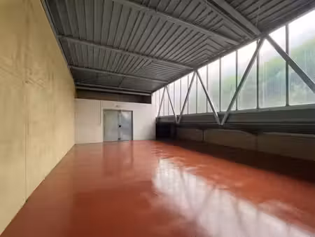 grand local d'entreposage de 130 m²