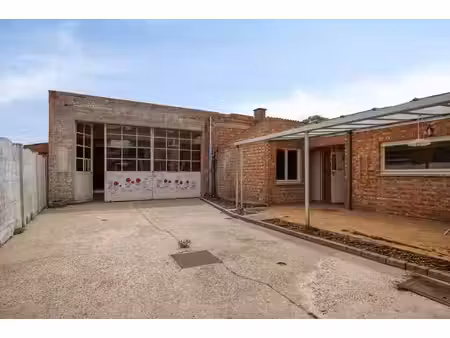 ruim magazijn (612 m²) met tal van mogelijkheden in hart...