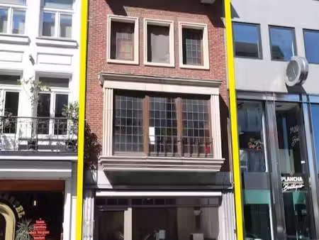 zeer commercieel gelegen handelspand met woonst en ingang aan de zijkant.