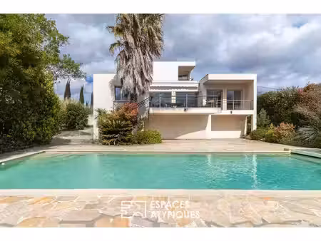 maison d'architecte baignée de lumière aux portes de montpellier