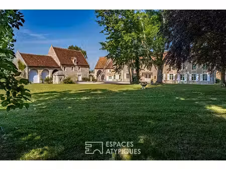 manoir du xviii ème siècle rénové sur son parc avec piscine
