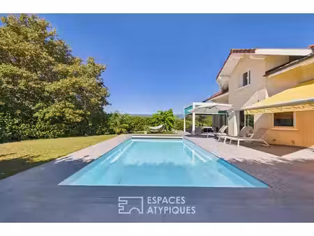 maison aux beaux volumes avec piscine proche frontière