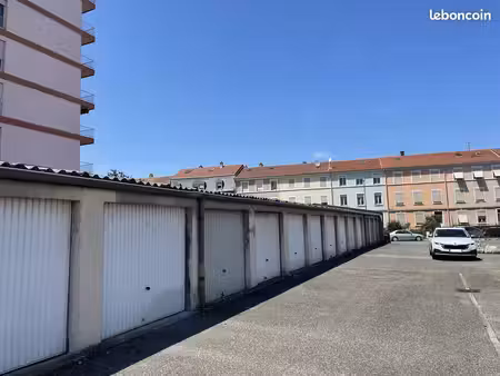 particulier loue garage privatif 12m² (intérieur 2 50m x 5m)