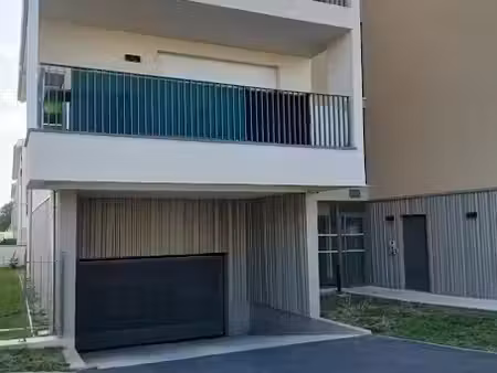 location parking à mions (69780)  90 €