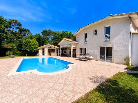 grande maison contemporaine avec habitation attenante  piscine et 2 200 m² arborés