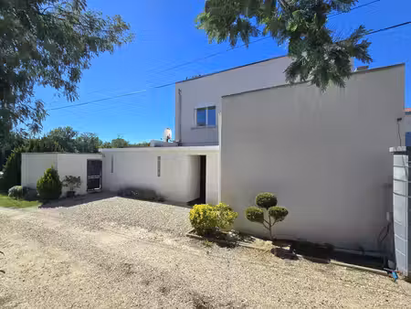 maison moderne avec piscine dans un cadre calme