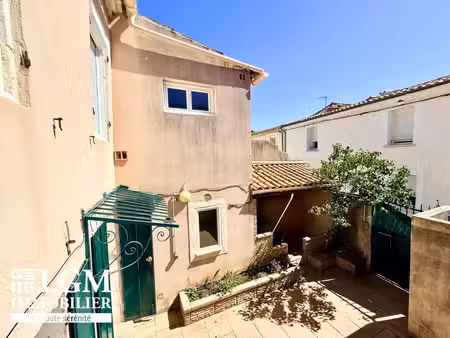 maison de ville . type 3 de 70 m2 environ avec cours