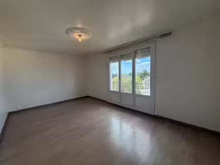chambray-lès-tours ¿ appartement t2 avec balcon  parking et cellier