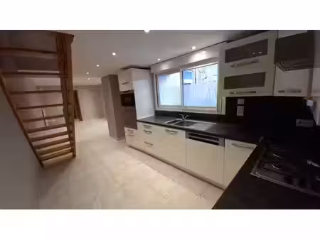 t3 duplex d'une superficie de 64 m² composé au rez-de-chaussée : d'une pièce de