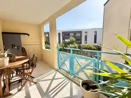 à louer sept à juin f2 cabine meublé climatisé avec terrasse et parking à palavas-les-flot