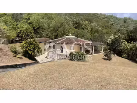 maison de type f6 et un appartement f3 au robert