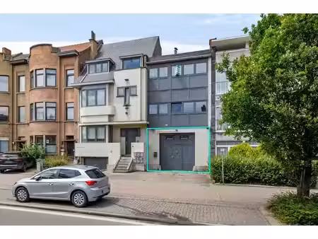 spacieux garage/entrepot