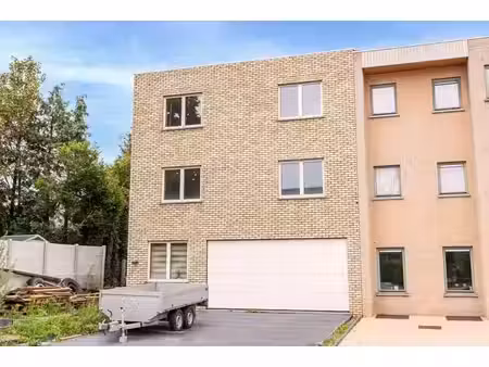 spacieuse maison 3 façades récente avec 7 chambres et garag