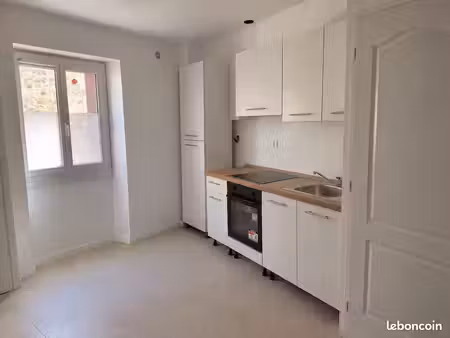 maison de village - plus de 100 m²- 3 chambres - garage -chaussan