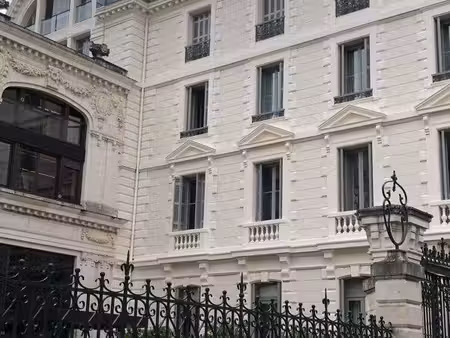 très grand t2 en duplex situé sur le boulevard des pyrénées et à l’angle de la place royal