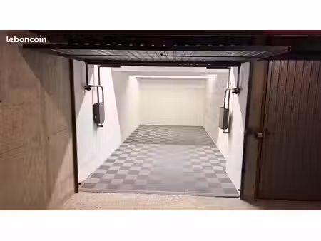 grand box sécurisé de 15m2 avec électricité - paris 20e / limite 12e
