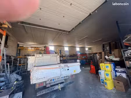 loue entrepôt saint cannat 157 m2 + 10 m2 bureau +6 m2 sdb