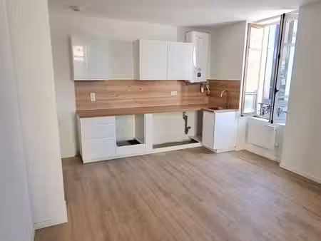 t2 entièrement rénové - 43m2 - lumineux - saint-priest