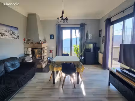 vends appartement t4 dans villa à berre les alpes