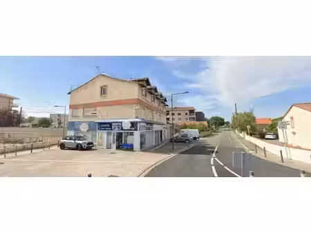 blagnac  place du relais - local commercial de 33.54 m² en angle.