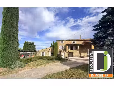 a vendre domaine de caractère sur 15 hectares avec piscine et v