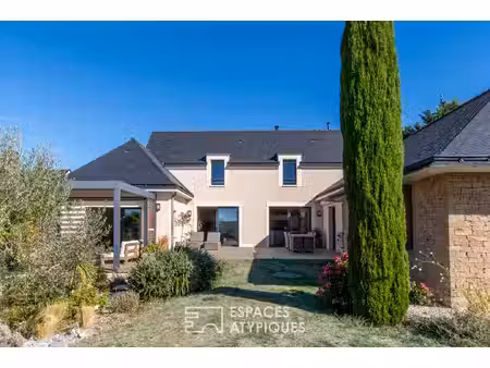 maison contemporaine avec vue dégagée et matériaux nobles