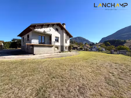 maison à rénover avec sous-sol et joli terrain