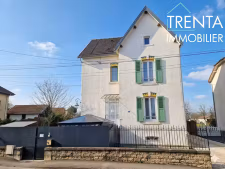 belle maison rénovée avec grand terrain plat et arboré