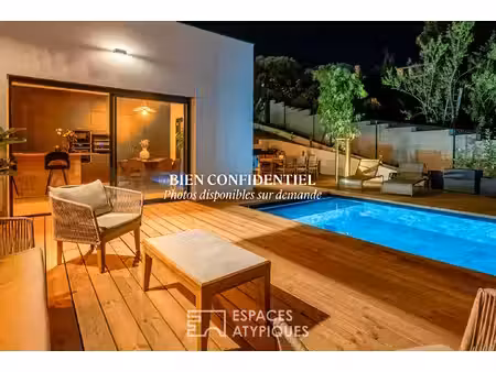villa d'architecte neuve aux volumes spectaculaires et piscine effet bali