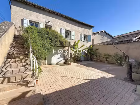 romanèche-thorins : maison de village 217 m2  4 ch  garage  ter