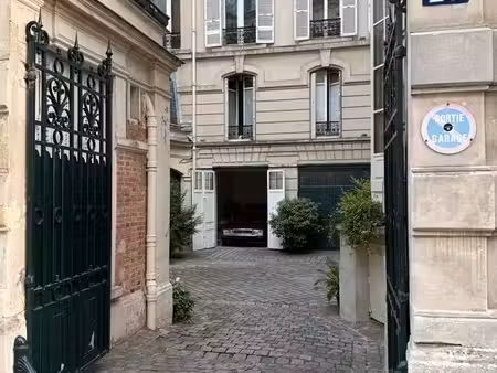 à vendre  grand box fermé de plus de 20 m²
