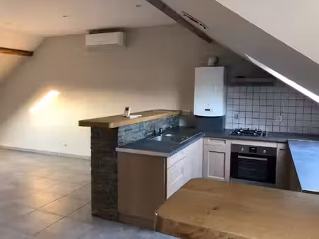 appartement t3 situé au 1er étage.