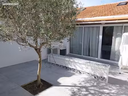 maison de plain-pied avec 2 terrasses et 1 place de parking