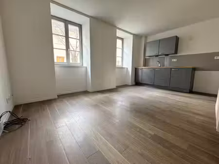 f2 de 32m2 + terrasse + cave