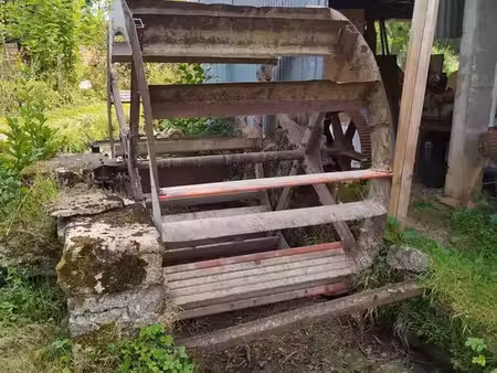 maison avec roue à eau