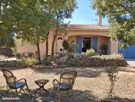 charmante villa de plain-pied avec piscine au cœur d'un jardin clos et arboré