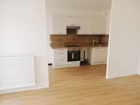 grand appartement f4 entièrement rénové  dernier étage  parking  balcon  2 min du tram
