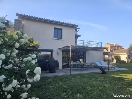 maison familiale en pierre  2 chambres  avec jardin arboré  grande terrasse plein sud