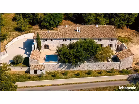 domaine historique xvie s. – 430 m² – 2 gîtes 5★ – piscine – 8 000 m² – ardèche