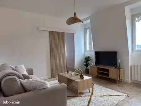 charmant t2 meublé 32m² à étampes rénové  calme  confort et vue dégagée  parking